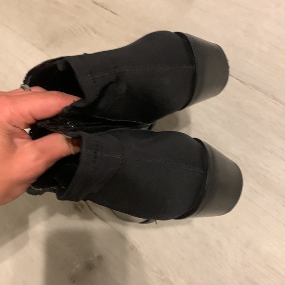 Jack Rogers "Bailey" Black Leather Side Zip‎ Scalloped Ankle Boots Size 6.5 M - Picture 7 of 10